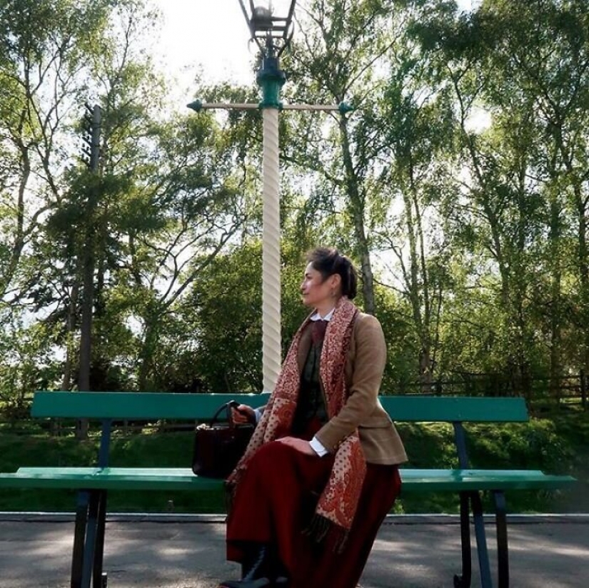 Fashion time travel: a girl in historic outfits was fascinated by the Network