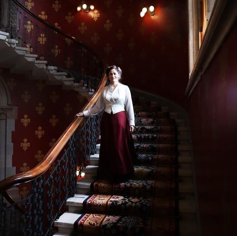 Fashion time travel: a girl in historic outfits was fascinated by the Network