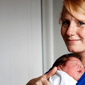 Fatiga, juicio y Felicidad: la realidad de la maternidad después de los 50