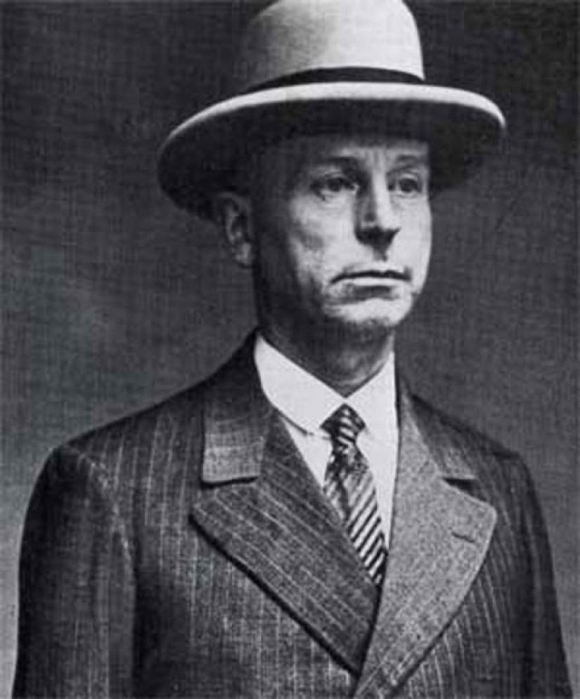 Find 10 differences: famous maniacs in movies and in real life