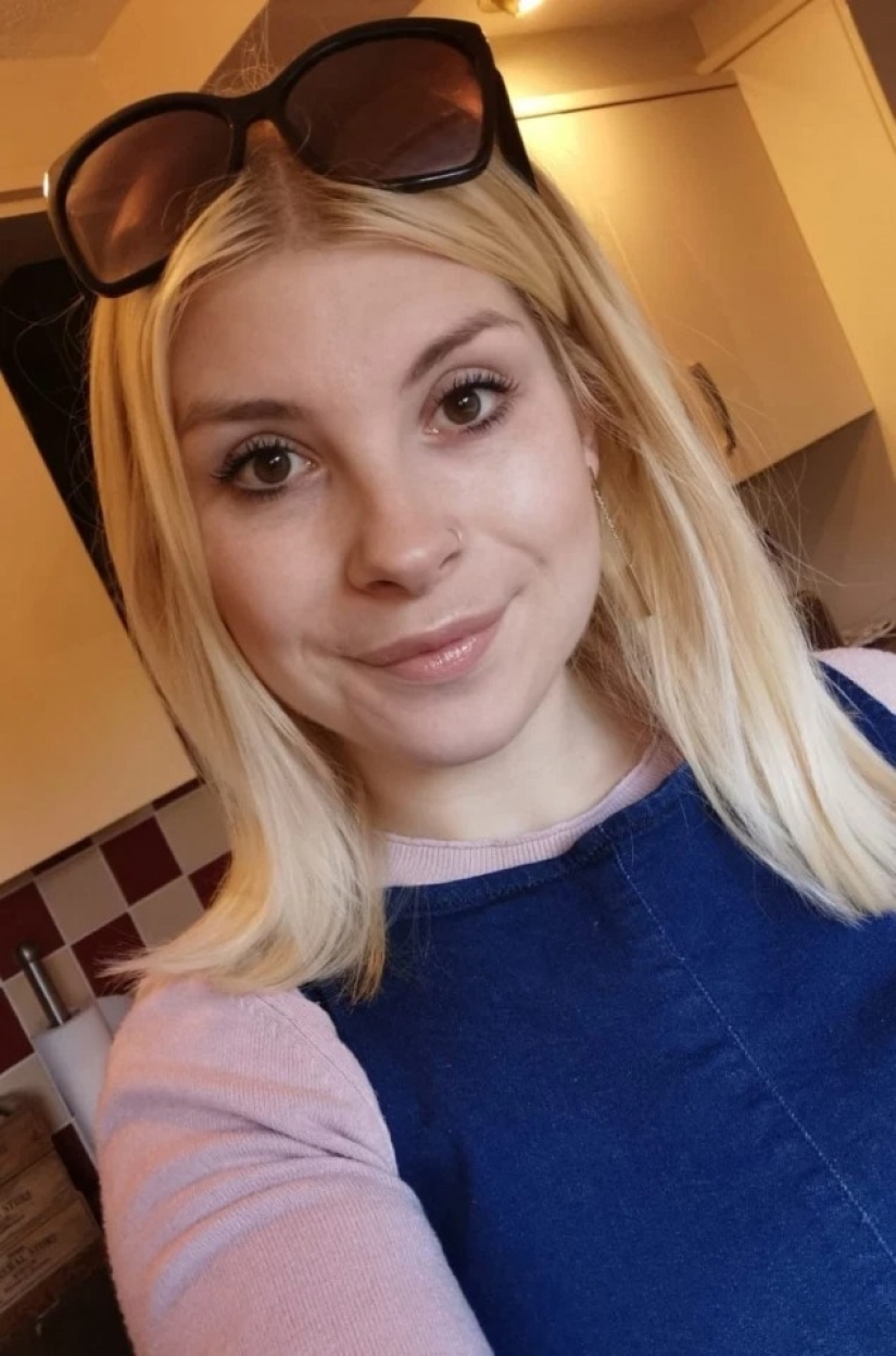 Flexible schedule: how a single mother works as a webcam model while her daughters are at school