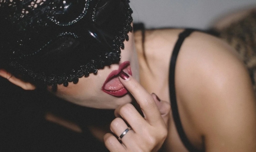 Flexible schedule: how a single mother works as a webcam model while her daughters are at school