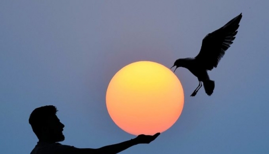 Fotógrafo manipula el cielo para impresionantes tomas de ilusión óptica Fotógrafo manipula el cielo para impresionantes tomas de ilusión óptica