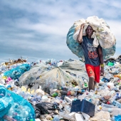 Fotos reveladoras muestran cómo los desechos plásticos están contaminando nuestro planeta