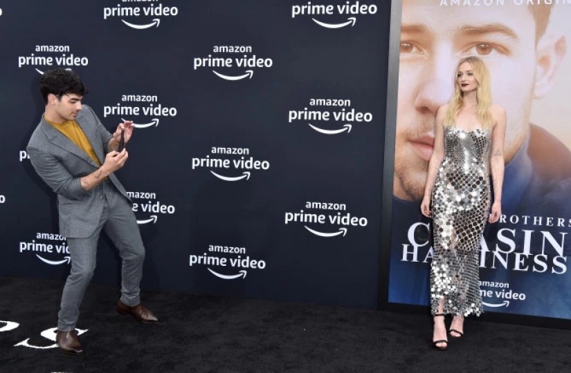 Frame in a million: how star couples do fresh pictures for social networks