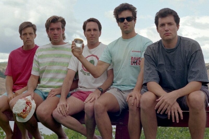 Friendship for years: every five years, these five friends repeat the picture of 1982 Friendship for years: every five years, these five friends repeat the picture of 1982