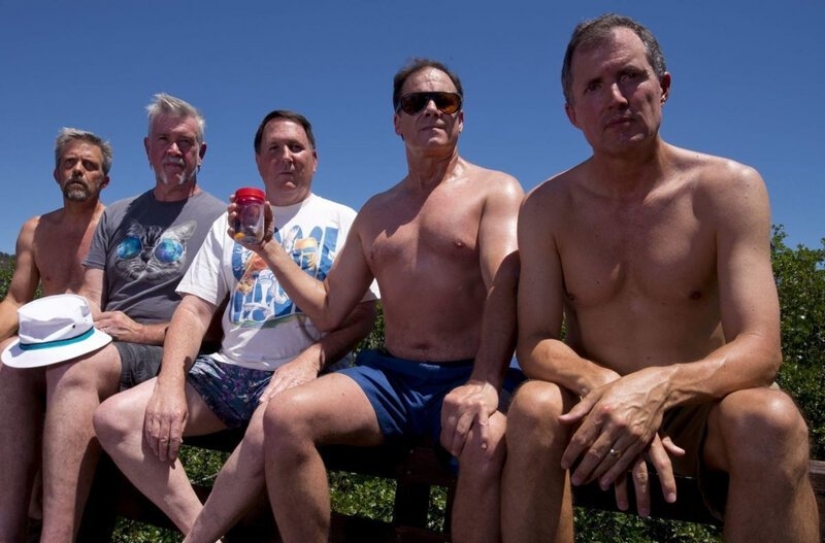 Friendship for years: every five years, these five friends repeat the picture of 1982 Friendship for years: every five years, these five friends repeat the picture of 1982