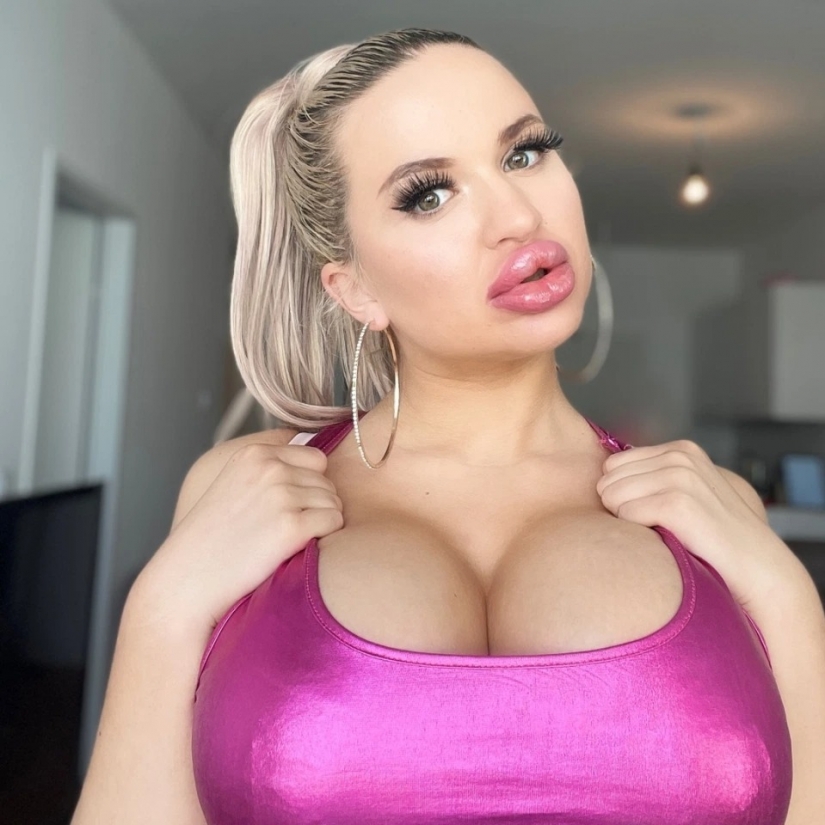 From a gray mouse to the queen of silicone: a German woman turned into a living Barbie because of parental strictness From a gray mouse to the queen of silicone: a German woman turned into a living Barbie because of parental strictness