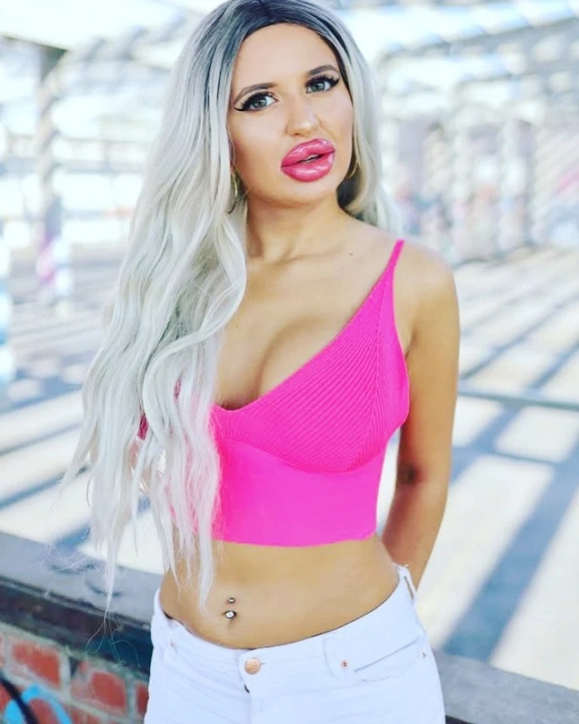 From a gray mouse to the queen of silicone: a German woman turned into a living Barbie because of parental strictness From a gray mouse to the queen of silicone: a German woman turned into a living Barbie because of parental strictness