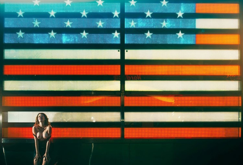 "Fucking New York": hermosas chicas desnudas haciendo el amor con la ciudad