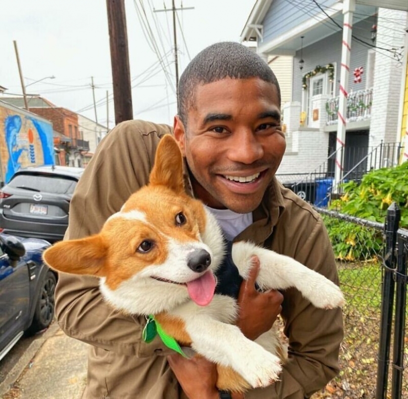 Funny courier photographed with every dog he meets