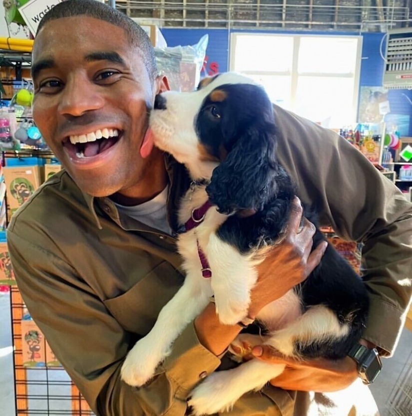 Funny courier photographed with every dog he meets