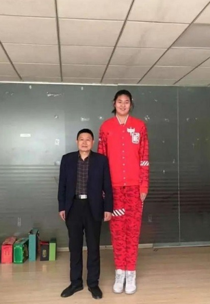 Futura estrella del baloncesto: Una colegiala de 14 años de China impresiona con un gran crecimiento