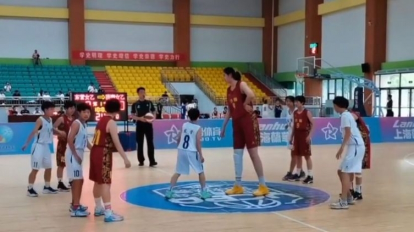 Future basketball star: A 14-year-old schoolgirl from China impresses with a huge growth Future basketball star: A 14-year-old schoolgirl from China impresses with a huge growth