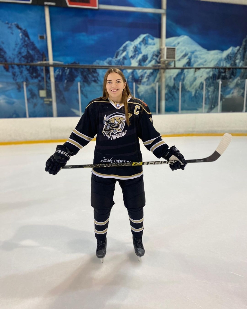 Girls and hockey: 5 charming Russian hockey players in uniform and without