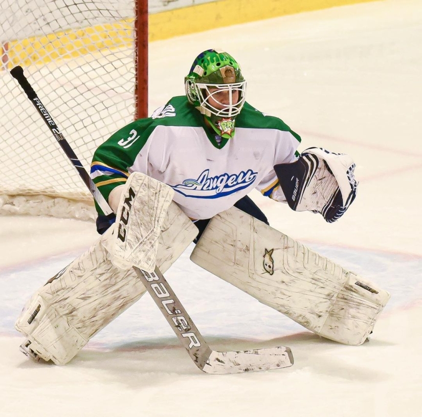 Girls and hockey: 5 charming Russian hockey players in uniform and without