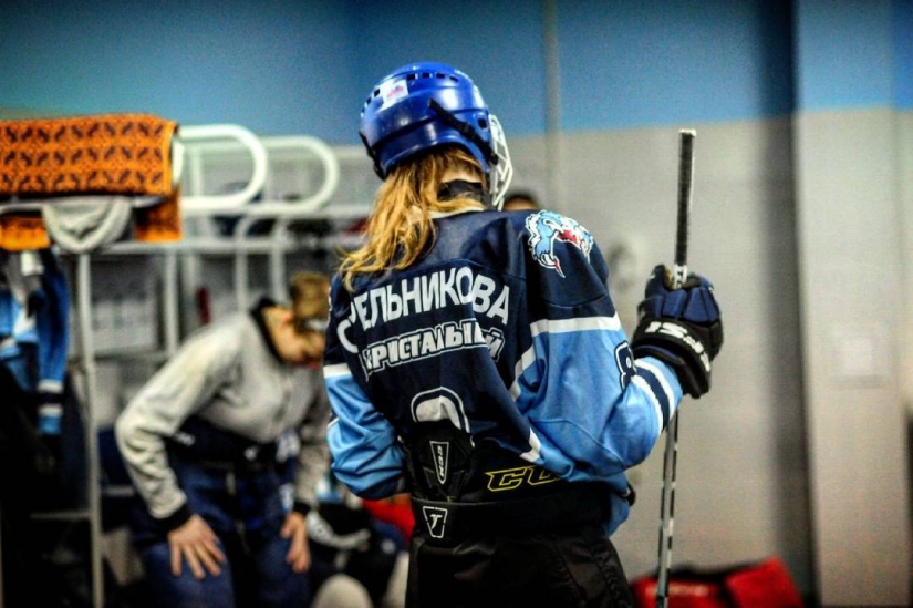 Girls and hockey: 5 charming Russian hockey players in uniform and without