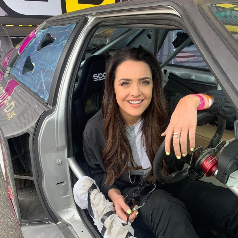 Girls rule! Supercar Models Who Earn Millions by being Photographed in Luxury Cars