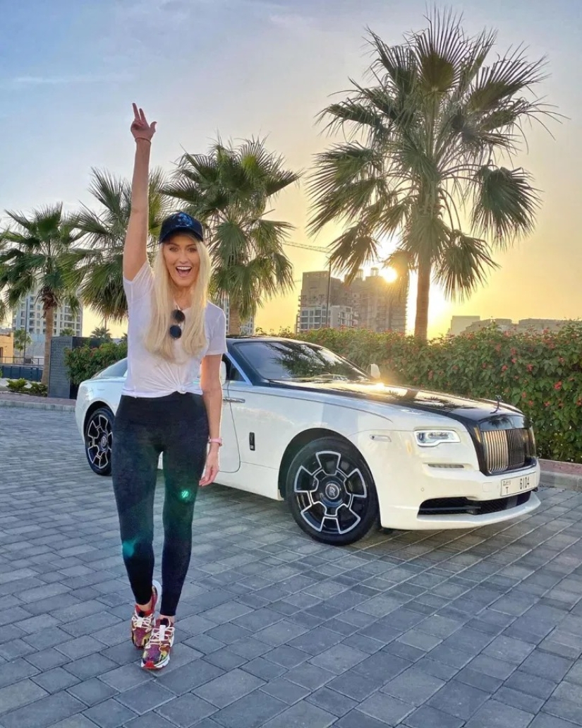 Girls rule! Supercar Models Who Earn Millions by being Photographed in Luxury Cars