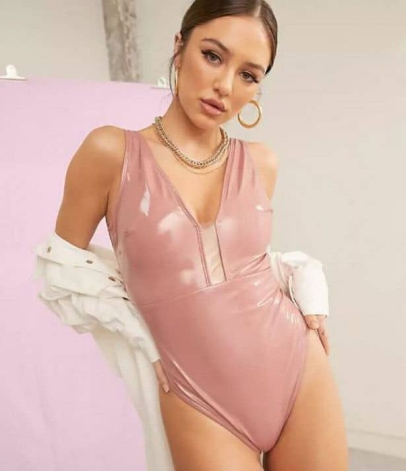 Glitter, seduction and beauty: latex bikinis are the new hit of the season Glitter, seduction and beauty: latex bikinis are the new hit of the season