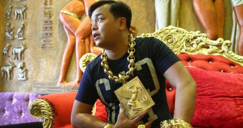 Gold, not people: Vietnamese businessman bears 13 kg jewelry