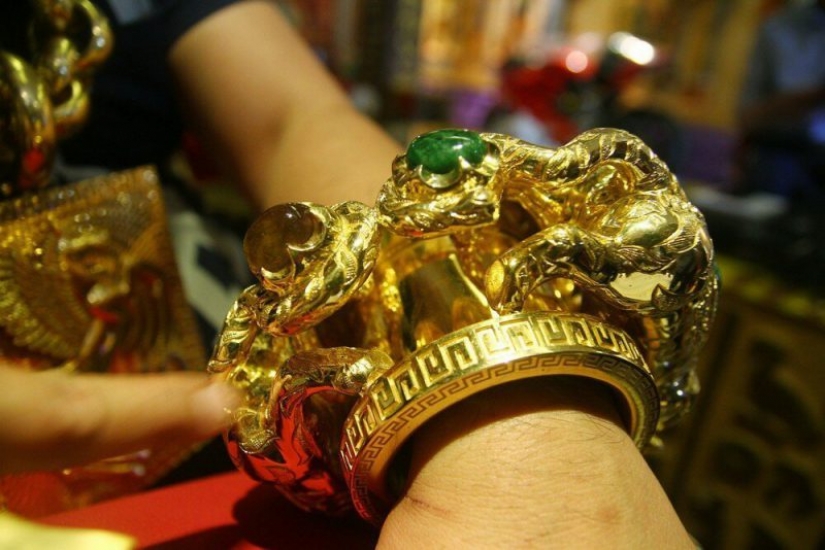 Gold, not people: Vietnamese businessman bears 13 kg jewelry