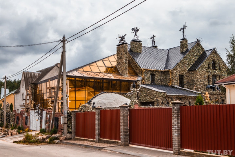 Gothic house with devils terrifies the residents of the Belarusian village