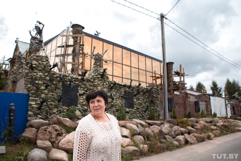 Gothic house with devils terrifies the residents of the Belarusian village