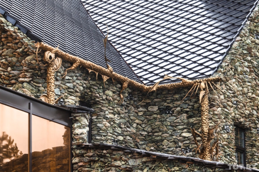 Gothic house with devils terrifies the residents of the Belarusian village