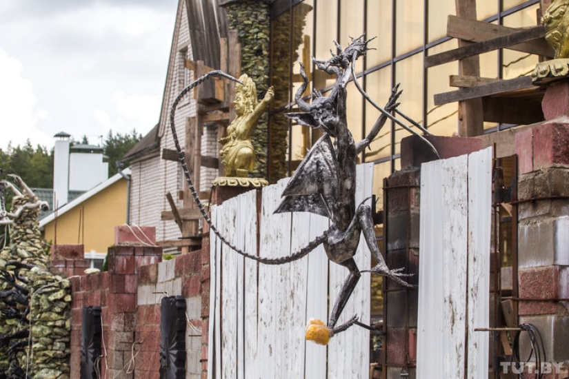 Gothic house with devils terrifies the residents of the Belarusian village