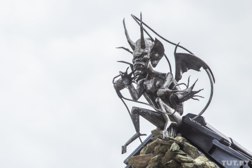 Gothic house with devils terrifies the residents of the Belarusian village