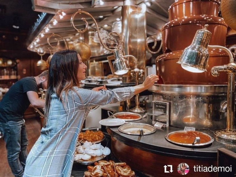 Gourmet paradise: buffet of delicacies in the French restaurant "Les Grands Buffet à Narbonne" Gourmet paradise: buffet of delicacies in the French restaurant "Les Grands Buffet à Narbonne"