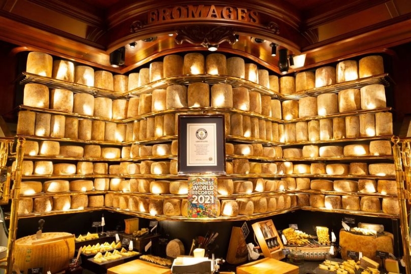 Gourmet paradise: buffet of delicacies in the French restaurant "Les Grands Buffet à Narbonne" Gourmet paradise: buffet of delicacies in the French restaurant "Les Grands Buffet à Narbonne"