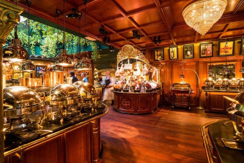 Gourmet paradise: buffet of delicacies in the French restaurant "Les Grands Buffet à Narbonne" Gourmet paradise: buffet of delicacies in the French restaurant "Les Grands Buffet à Narbonne"