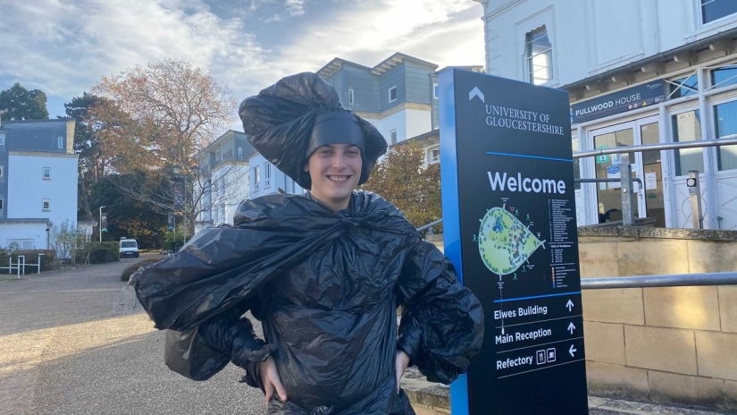 Graduación - el bolsillo está vacío: el británico apareció en la ceremonia de graduación en una bolsa de basura