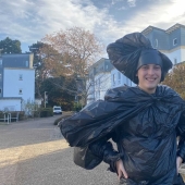 Graduación - el bolsillo está vacío: el británico apareció en la ceremonia de graduación en una bolsa de basura