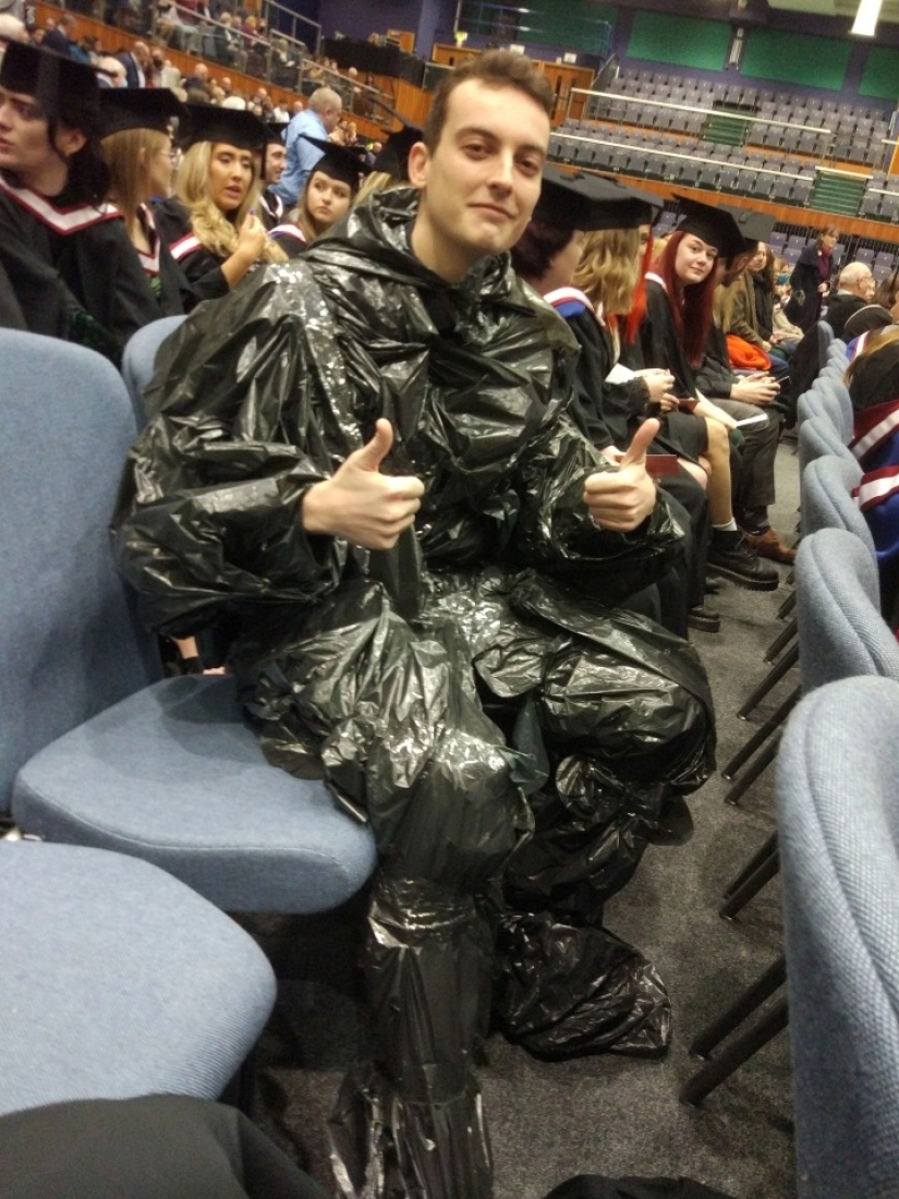 Graduation - the pocket is empty: the Briton appeared at the graduation ceremony in a garbage bag Graduation - the pocket is empty: the Briton appeared at the graduation ceremony in a garbage bag