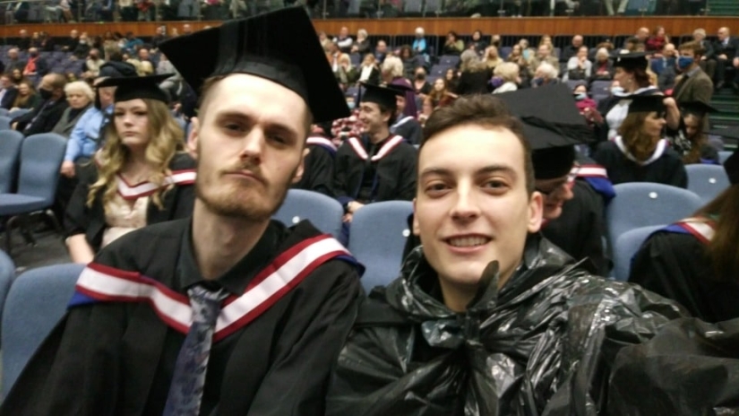 Graduation - the pocket is empty: the Briton appeared at the graduation ceremony in a garbage bag Graduation - the pocket is empty: the Briton appeared at the graduation ceremony in a garbage bag