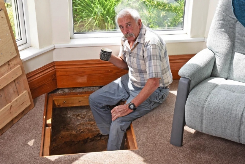 Grandpa found an old well at home, from where he fished out a 500-year-old sword and other finds