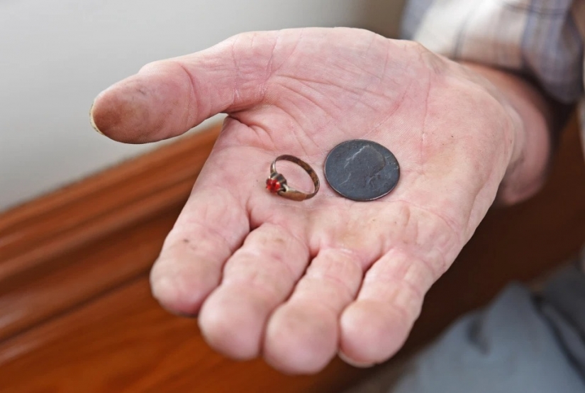 Grandpa found an old well at home, from where he fished out a 500-year-old sword and other finds
