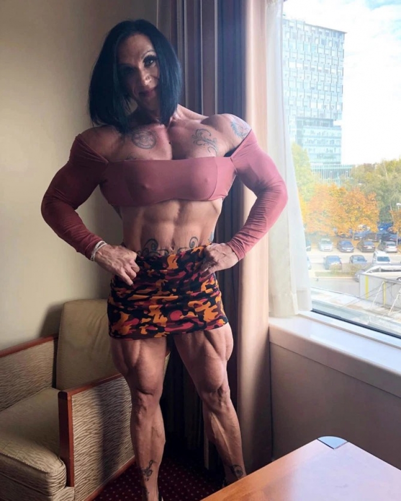 Granny-Hulk: a woman with steel muscles is happy to nurse her grandchildren