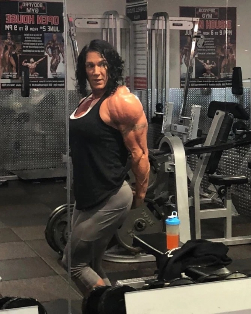 Granny-Hulk: a woman with steel muscles is happy to nurse her grandchildren