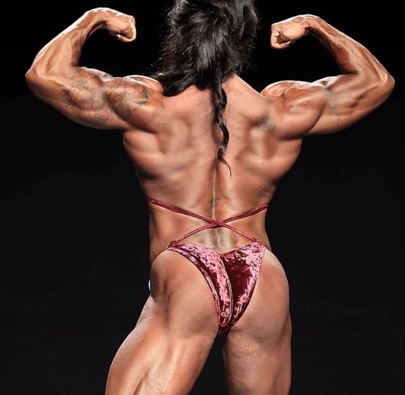 Granny-Hulk: a woman with steel muscles is happy to nurse her grandchildren