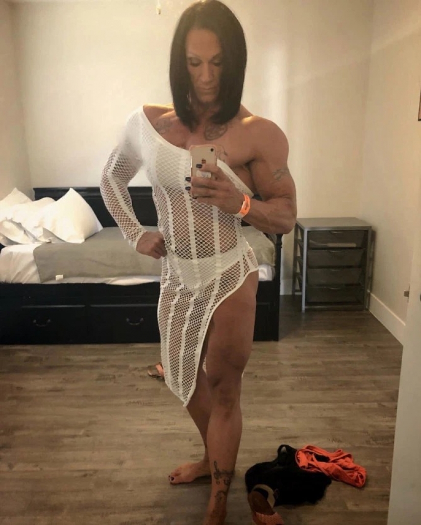 Granny-Hulk: a woman with steel muscles is happy to nurse her grandchildren