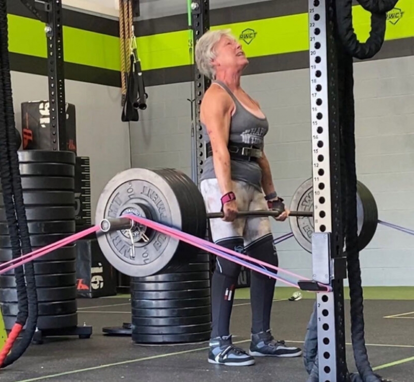 Granny on maximalki: 71-year-old powerlifter playfully presses the bar