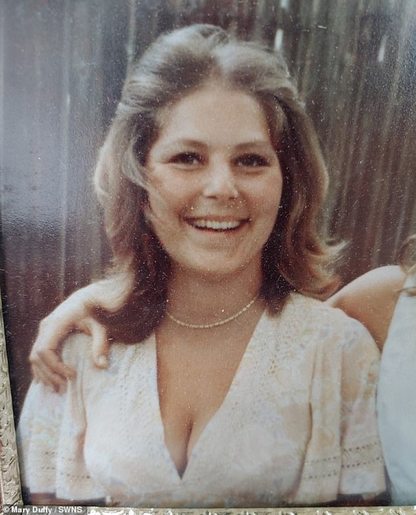 Granny on maximalki: 71-year-old powerlifter playfully presses the bar