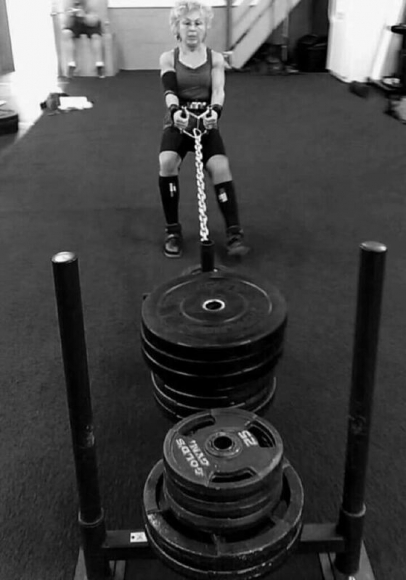 Granny on maximalki: 71-year-old powerlifter playfully presses the bar