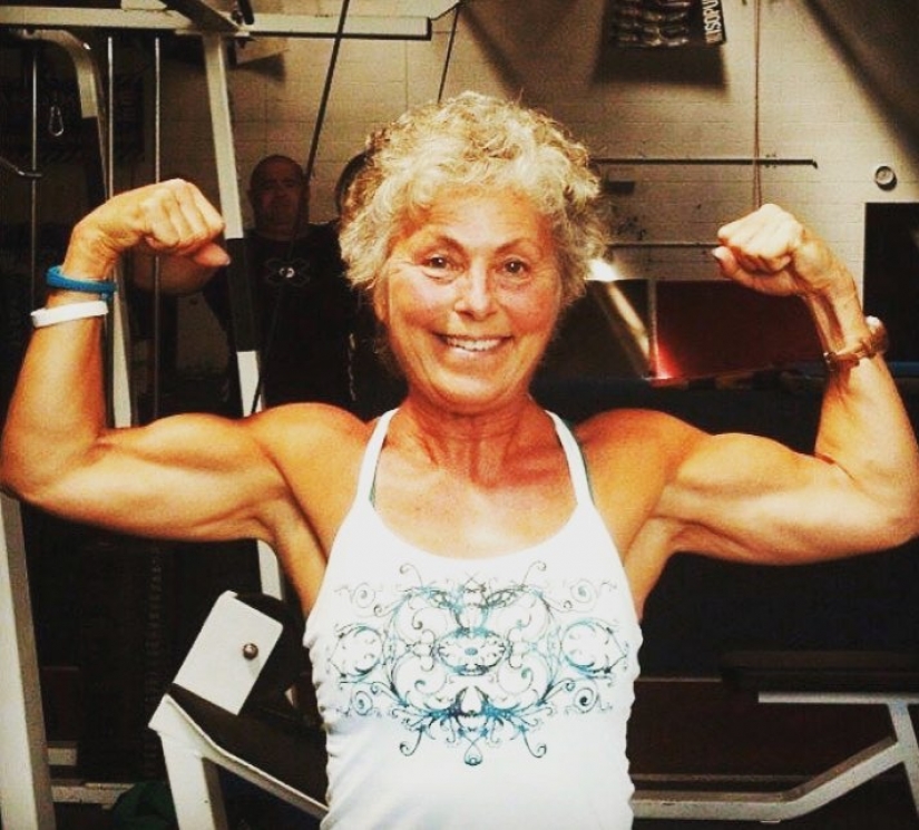 Granny on maximalki: 71-year-old powerlifter playfully presses the bar