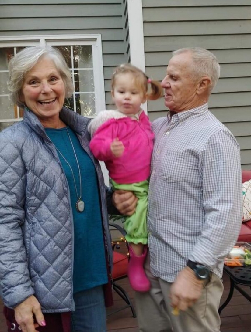 Granny on maximalki: 71-year-old powerlifter playfully presses the bar