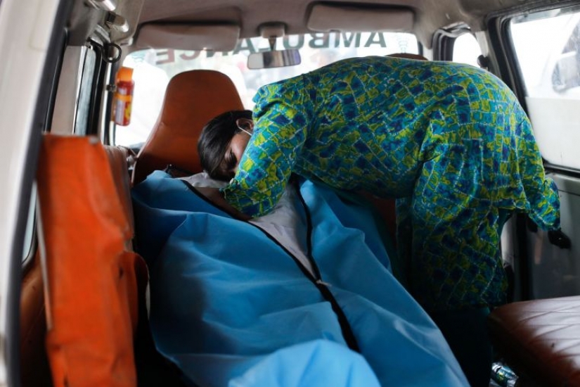 Grief and pain as COVID sweeps India